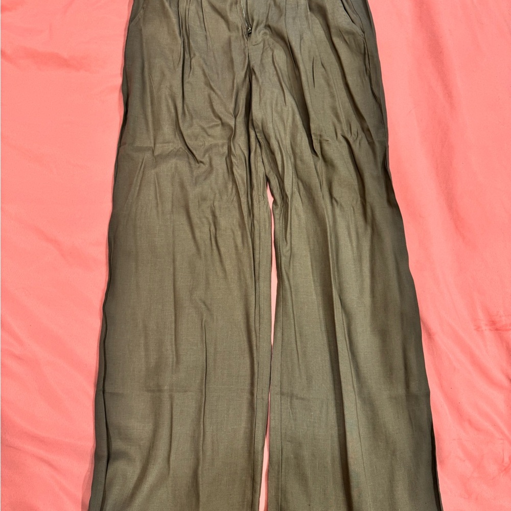 Gray Two-Piece Crop Top and Pleated Pants Set - Picture 4 of 6